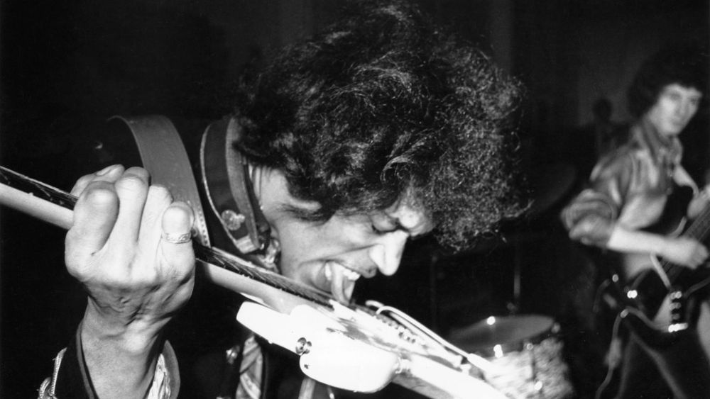 jimi hendrix suona la chitarra con la lingua